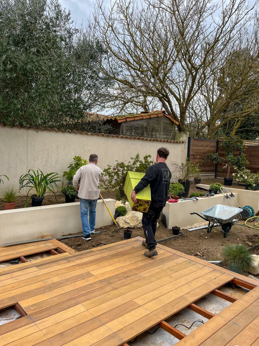Plantation des massifs et pose de la terrasse bois
