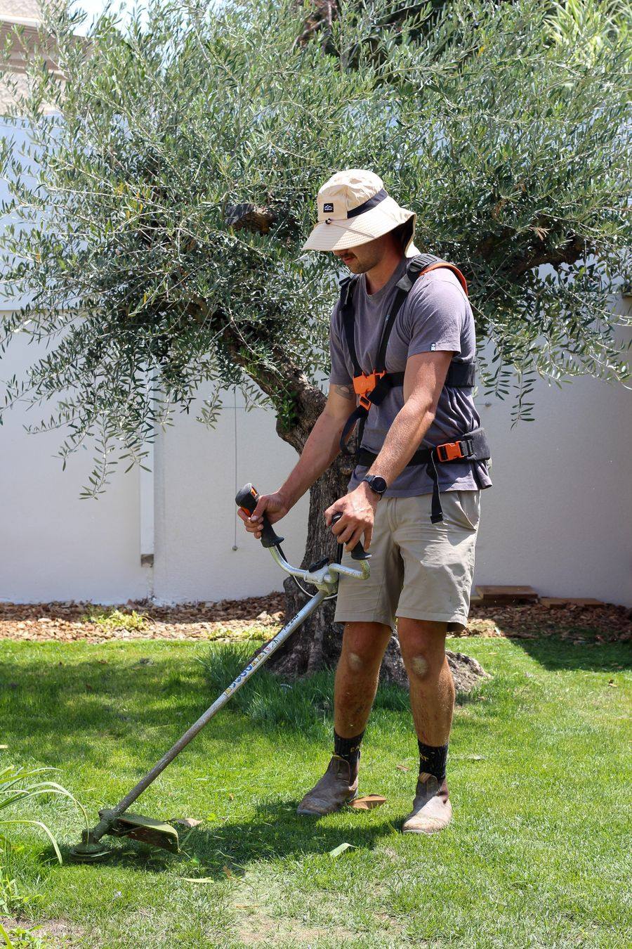 Paysagiste AH Paysage en entretien de jardin avec une débroussailleuse