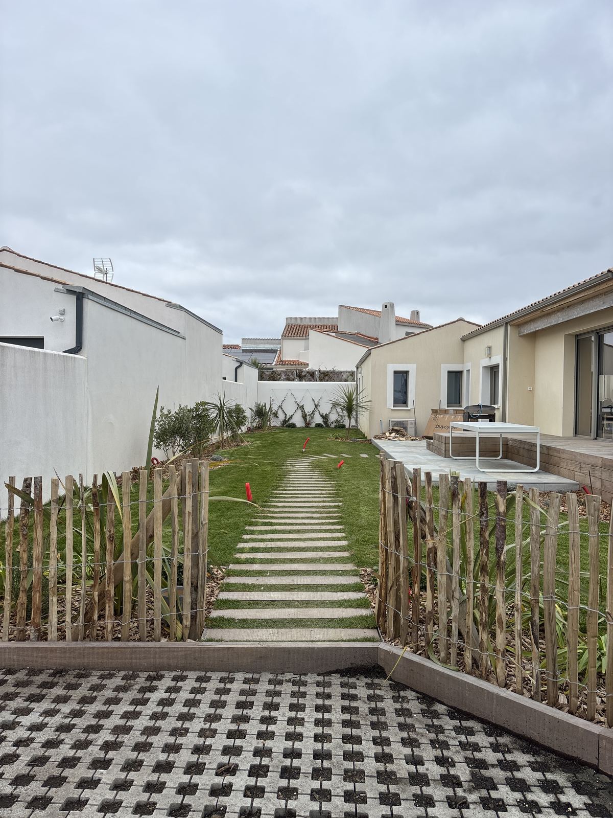 Ganivelle, dalles engazonnées et chemin en dalles à Marsilly