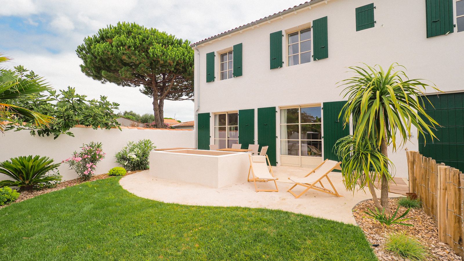 Maison aux volets verts, terrasse et pelouse à Rivedoux-Plage